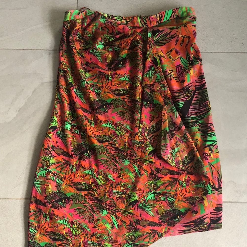 Short side tropical strapless dress